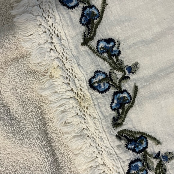 Max Studio Ivory Tank Top with Navy Embroidery, vintage 1940s look - Picture 7 of 11